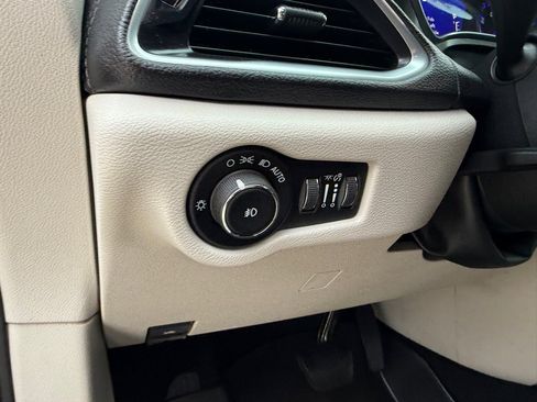 Used 2018 Chrysler Pacifica Limited FWD image 20