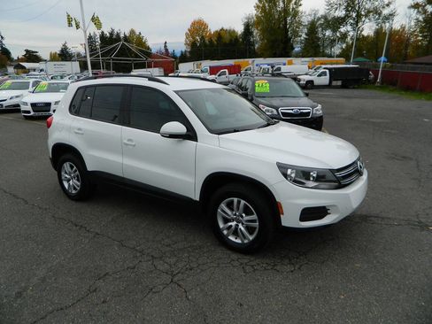 Used 2016 Volkswagen Tiguan S image 2