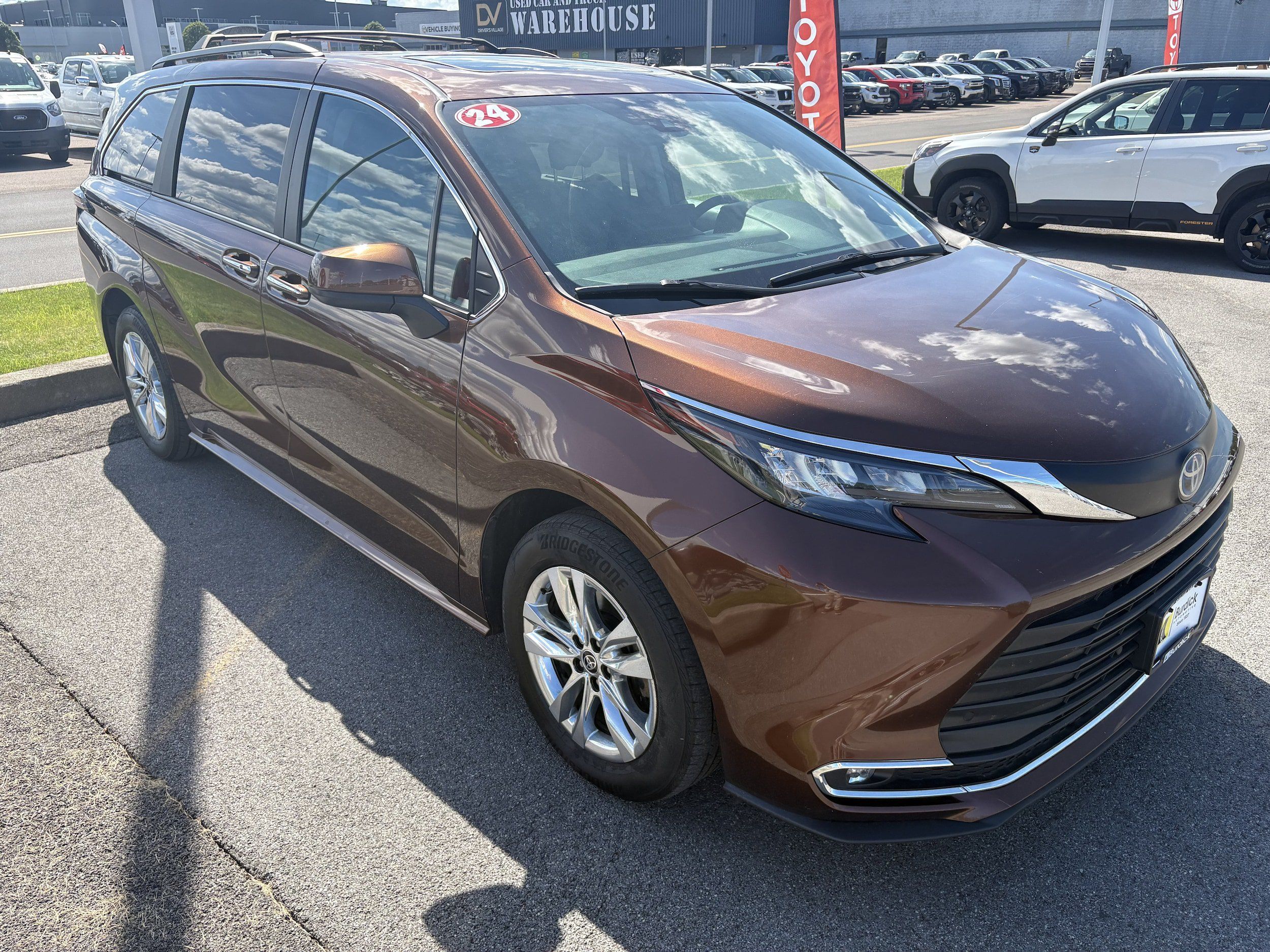 Used 2024 Toyota Sienna XLE w/ XLE Plus Package AWD/4WD image 2