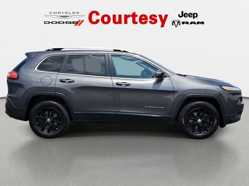 Used 2018 Jeep Cherokee Latitude Plus w/ Cold Weather Group AWD/4WD image 2