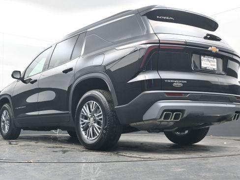Used 2025 Chevrolet Traverse LT image 30