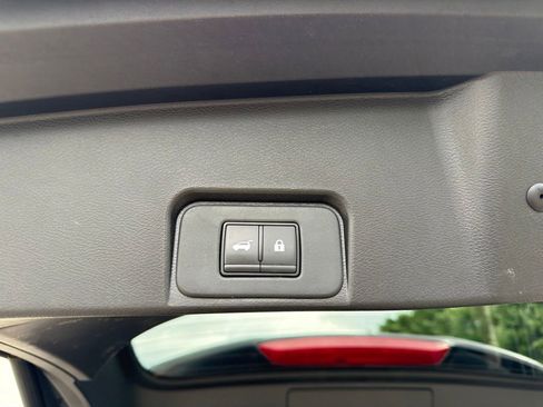 Used 2025 Nissan Rogue SV AWD/4WD image 17