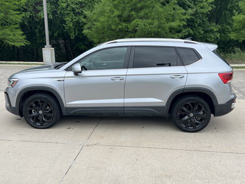 Certified 2023 Volkswagen Taos SE w/ Panoramic Sunroof Package FWD image 7