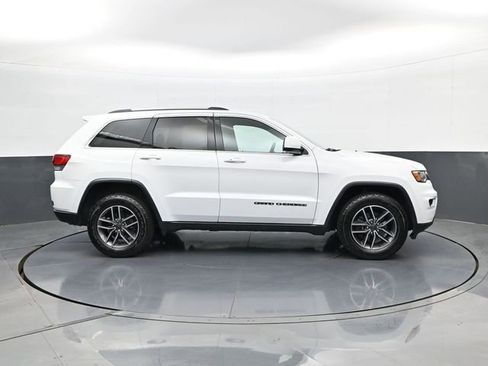 Used 2020 Jeep Grand Cherokee Laredo w/ 18" Wheel & 8.4" Radio Group AWD/4WD image 4