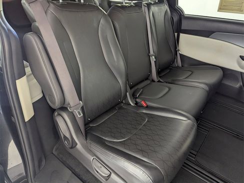 Used 2022 Kia Carnival LX image 29