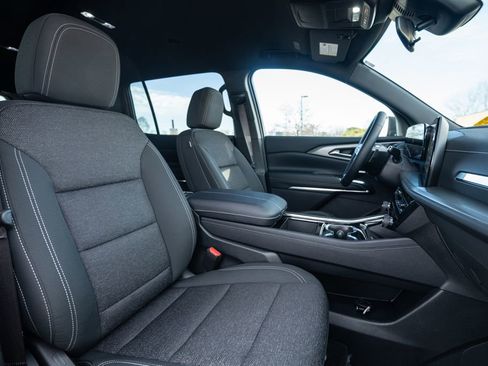 Used 2025 Chevrolet Traverse LT image 13