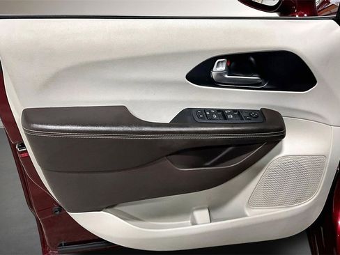 Used 2021 Chrysler Pacifica Touring image 20