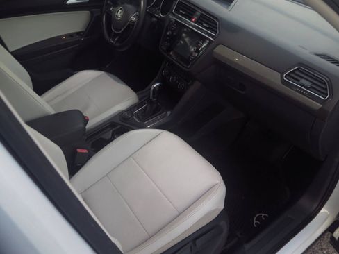 Used 2018 Volkswagen Tiguan SE w/ Panoramic Sunroof Package image 32