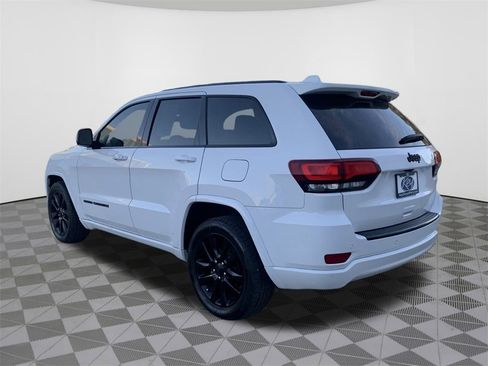 Used 2018 Jeep Grand Cherokee Altitude image 12