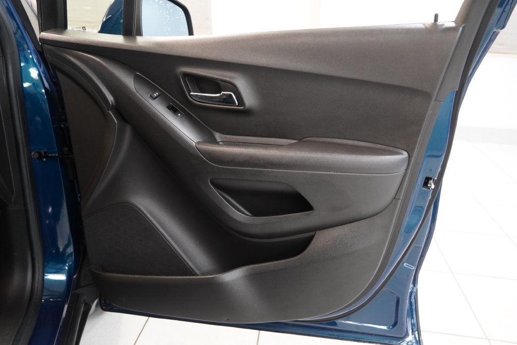 Used 2020 Chevrolet Trax LT w/ LT Convenience Package FWD image 31