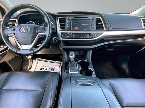 Used 2019 Toyota Highlander XLE image 17