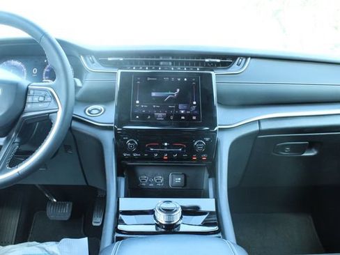 Used 2025 Jeep Grand Cherokee Laredo X AWD/4WD image 17