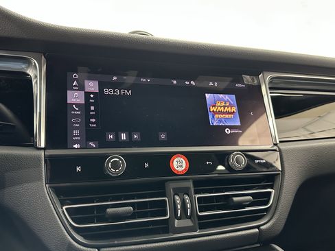 Certified 2024 Porsche Macan image 39