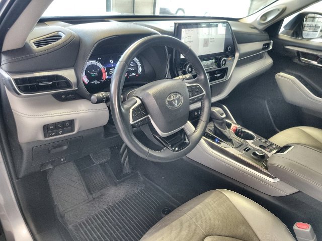 Used 2024 Toyota Highlander Platinum AWD/4WD image 14