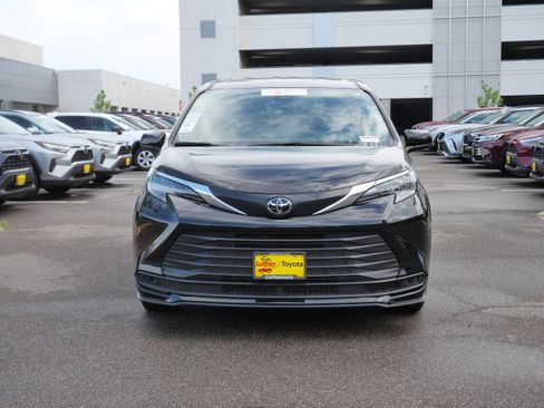 Certified 2026 Toyota Sienna LE FWD image 2