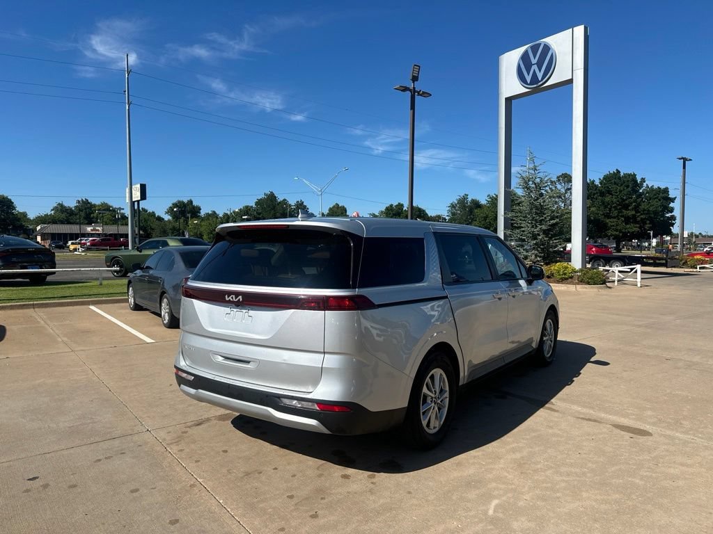 Used 2023 Kia Carnival LX FWD image 5