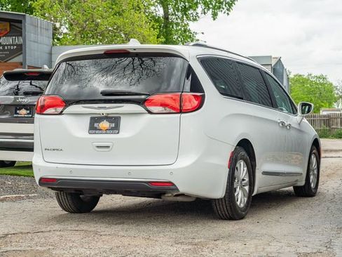 Used 2019 Chrysler Pacifica Touring-L image 6