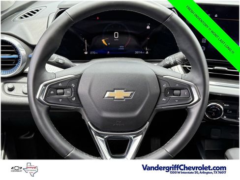 Used 2025 Chevrolet Trax LT w/ LT Convenience Package FWD image 13