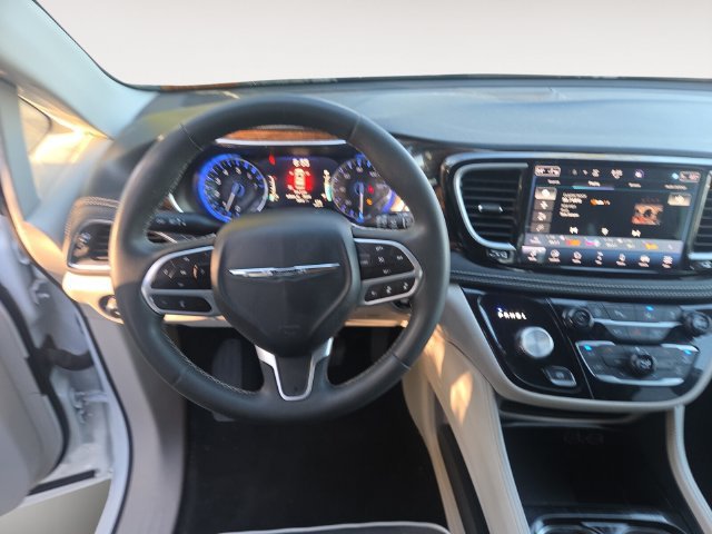 Used 2023 Chrysler Pacifica Limited FWD image 10