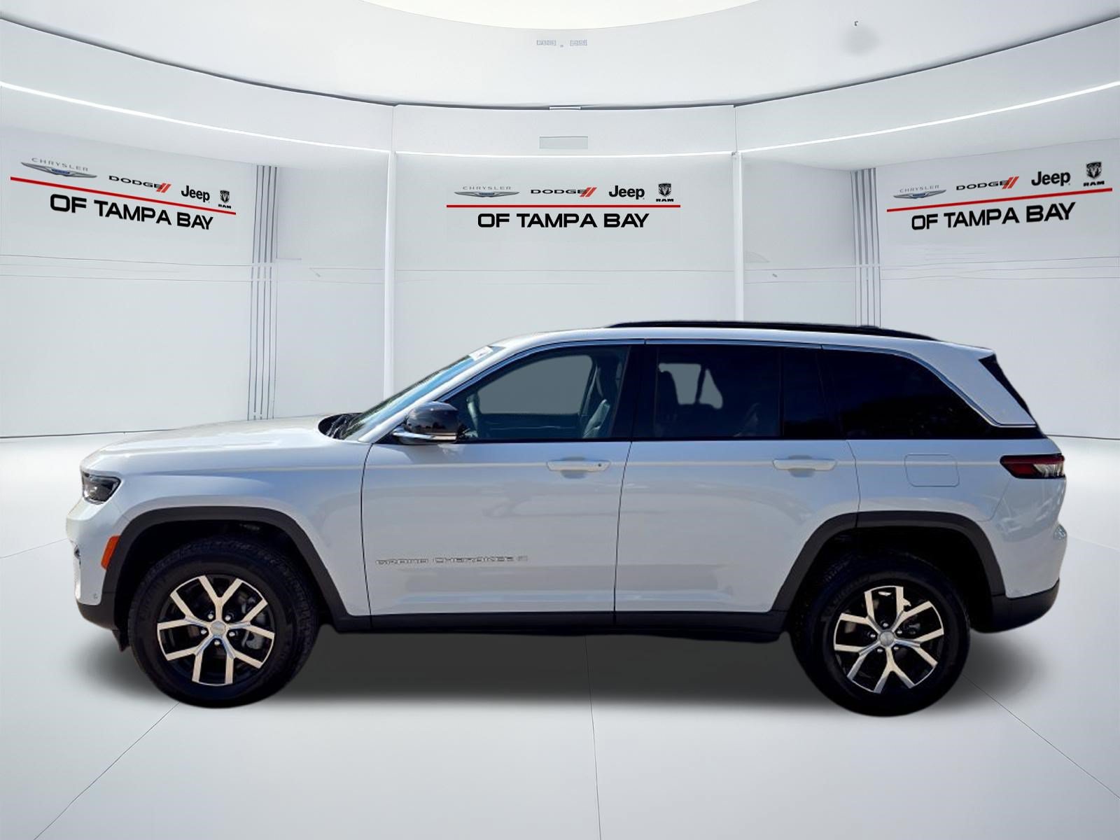 Used 2024 Jeep Grand Cherokee Limited w/ Luxury Tech Group II AWD/4WD image 3