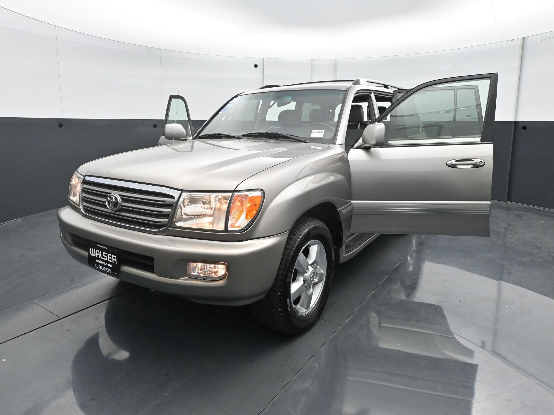 Used 2005 Toyota Land Cruiser AWD/4WD image 30