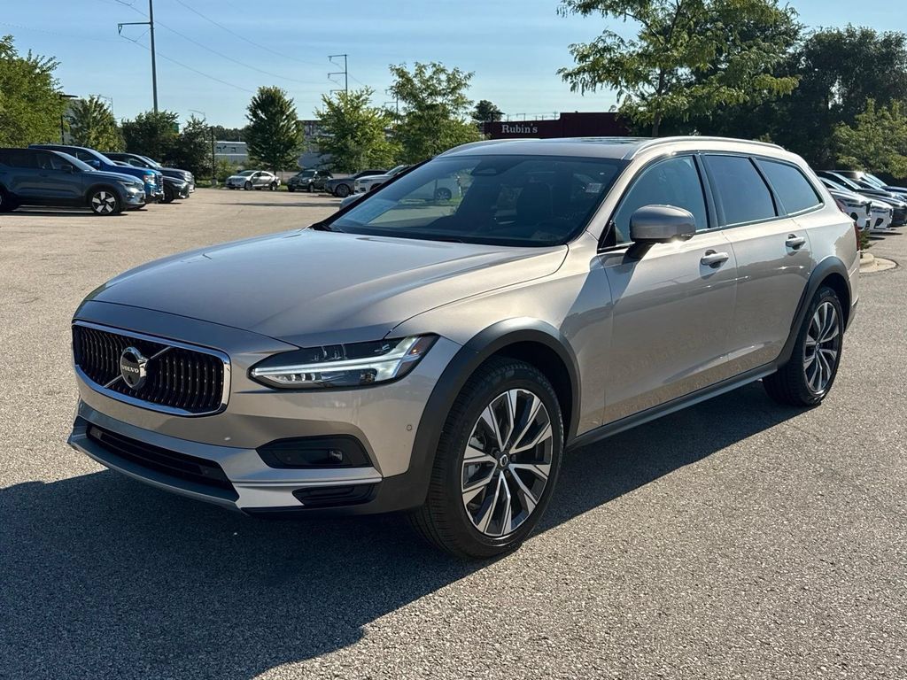 Certified 2025 Volvo V90 B6 Cross Country Plus AWD/4WD image 1