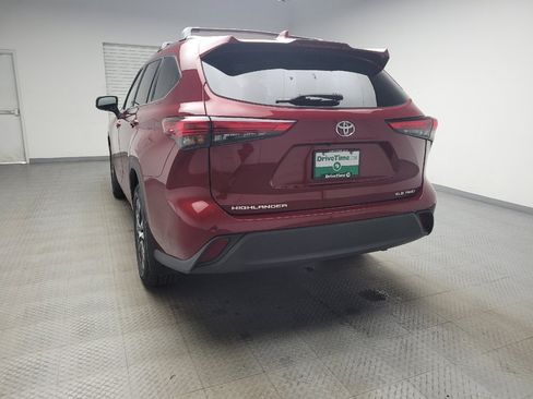 Used 2021 Toyota Highlander XLE image 6