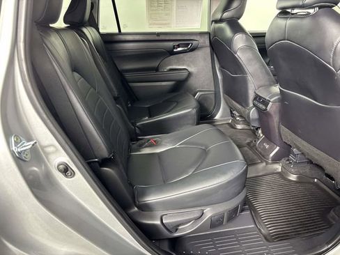 Used 2024 Toyota Highlander XLE AWD/4WD image 9
