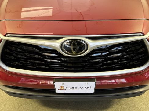Used 2024 Toyota Highlander XLE AWD/4WD image 26