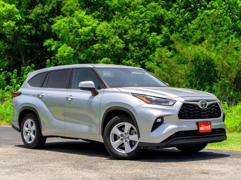 Used 2023 Toyota Highlander LE FWD image 1