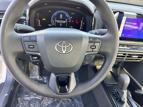 Used 2025 Toyota Camry LE image 27