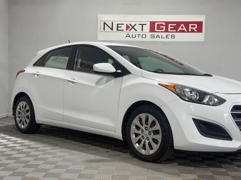 Used 2017 Hyundai Elantra GT FWD image 2