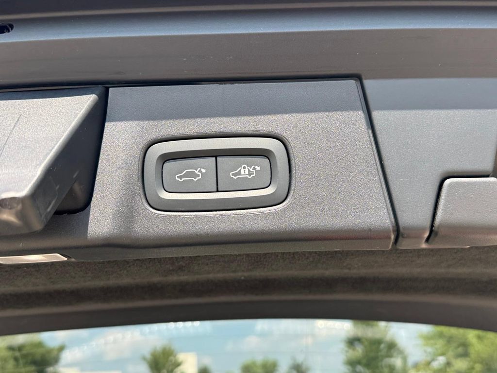 Certified 2025 Volvo V90 B6 Cross Country Ultra AWD/4WD image 6