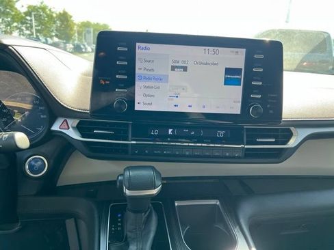 Used 2022 Toyota Sienna Platinum AWD/4WD image 16