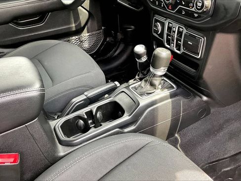 Used 2018 Jeep Wrangler Unlimited Sahara AWD/4WD image 31