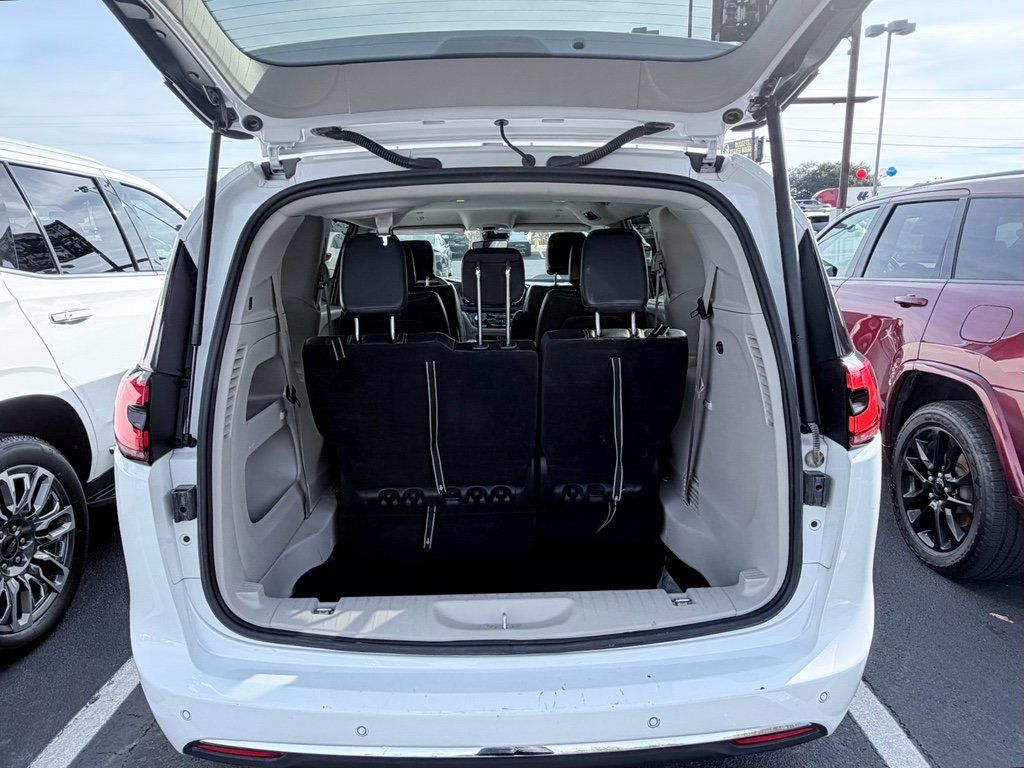 Used 2024 Chrysler Pacifica Touring-L FWD image 9