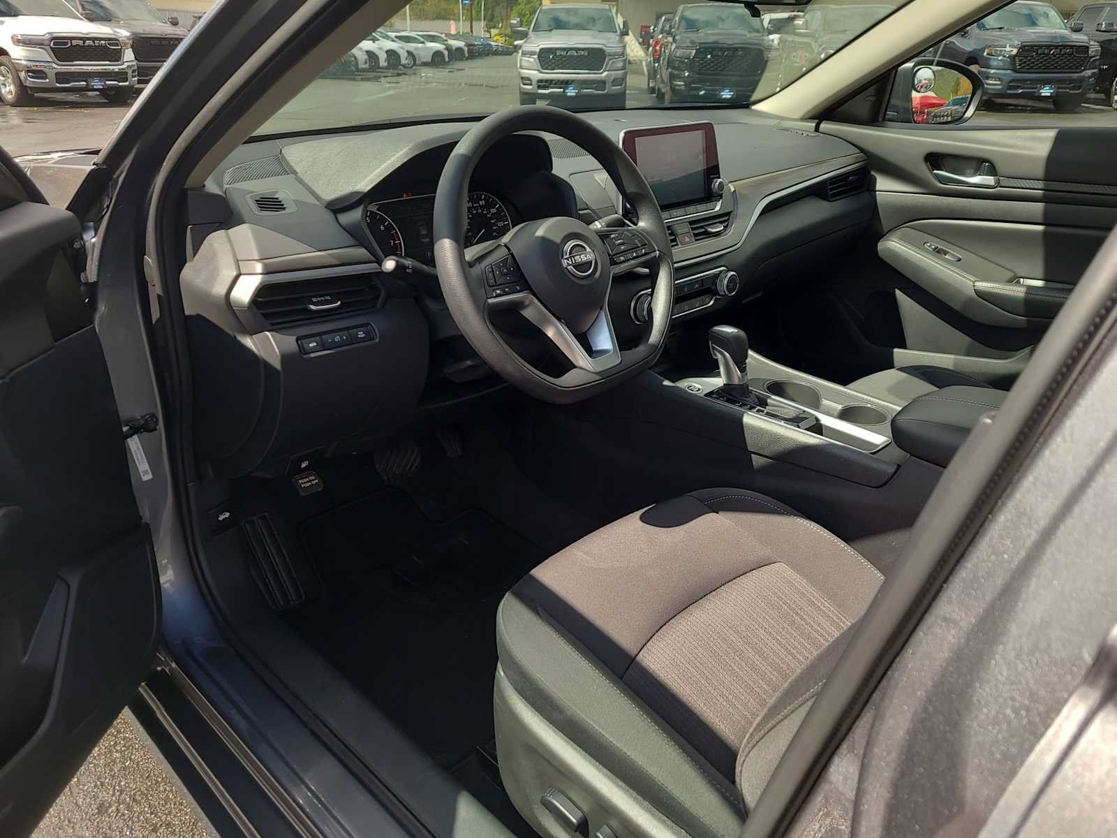 Used 2025 Nissan Altima 2.5 SV FWD image 10