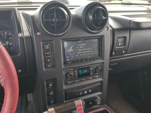 Used 2005 HUMMER H2 SUT w/ Preferred Equipment Group AWD/4WD image 19