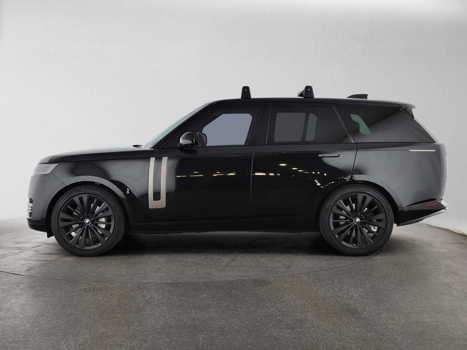 Used 2024 Land Rover Range Rover SE AWD/4WD image 2
