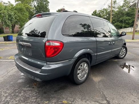Used 2005 Chrysler Town & Country Limited FWD image 3
