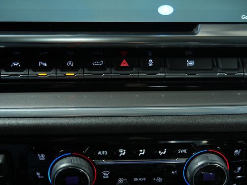 Used 2024 Chevrolet Silverado 1500 High Country w/ High Country Premium Package image 40