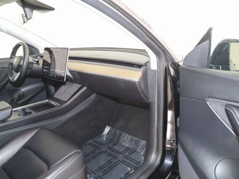 Used 2022 Tesla Model Y Long Range image 42