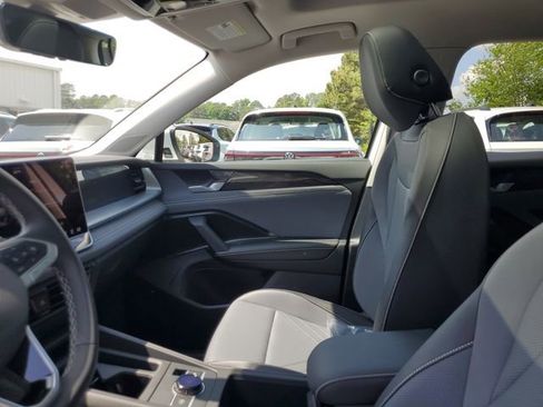 New 2026 Volkswagen Tiguan SE FWD image 17