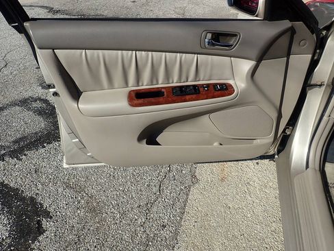 Used 2006 Toyota Camry XLE w/ VSC & Side Airbag Pkg FWD image 9