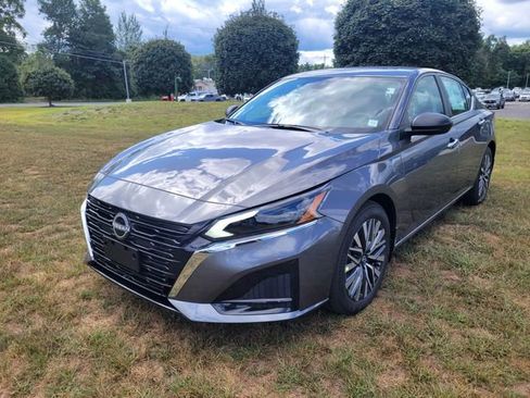 New 2025 Nissan Altima 2.5 SV image 9