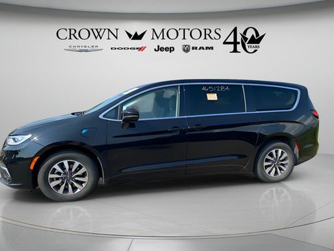 Used 2024 Chrysler Pacifica Limited FWD image 9