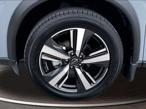 Used 2025 Nissan Rogue SL FWD image 9