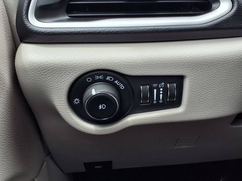 Used 2024 Chrysler Pacifica Touring-L FWD image 21