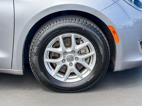 Used 2020 Chrysler Pacifica Touring-L FWD image 9