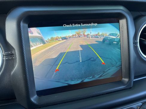 Used 2022 Jeep Wrangler Unlimited Sahara image 5